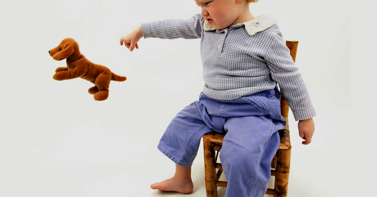 3 lý do trẻ thích ném đồ đạc - webtretho.com