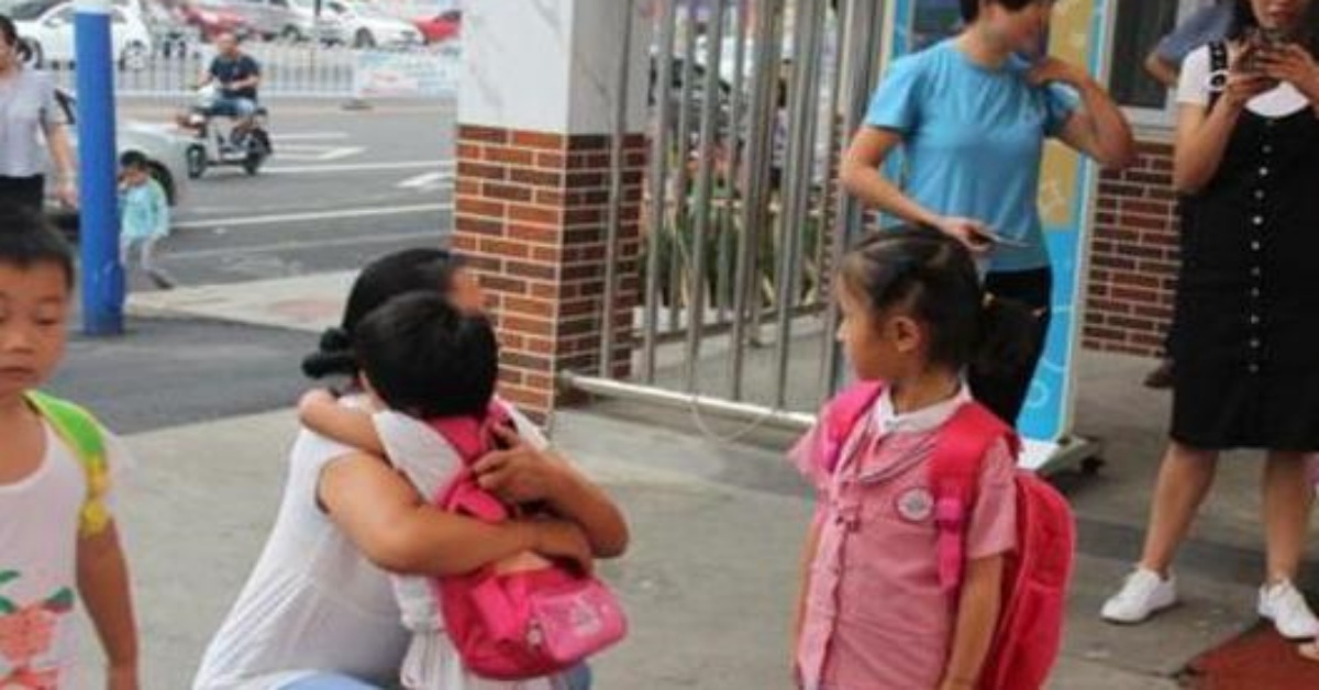 Bé gái đi nhà trẻ 3 ngày không ai đến đón, cô giáo mở cặp sách mắt đỏ hoe: Bố mẹ ly hôn đùn đẩy nhau - Vimarsana News