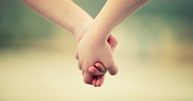Khi nắm tay nhau, chúng ta truyền tải những thông điệp tình cảm và sự quan tâm đến đối phương. Hãy cùng xem hình ảnh liên quan để cảm nhận thêm về sự ấm áp của tình bạn nhé!