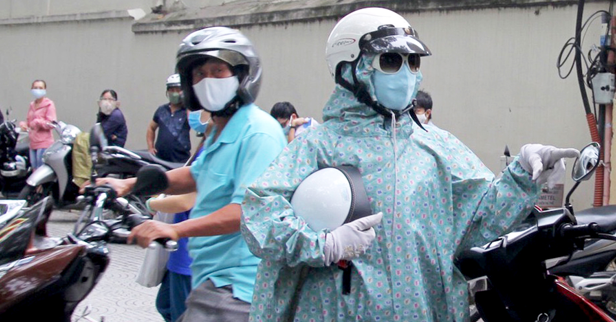 Mẹ trùm kín như Ninja, bố đeo 3 khẩu trang đợi con thi tốt nghiệp THPT: Bước ngoặt lớn nhiều nỗi lo - Vimarsana News