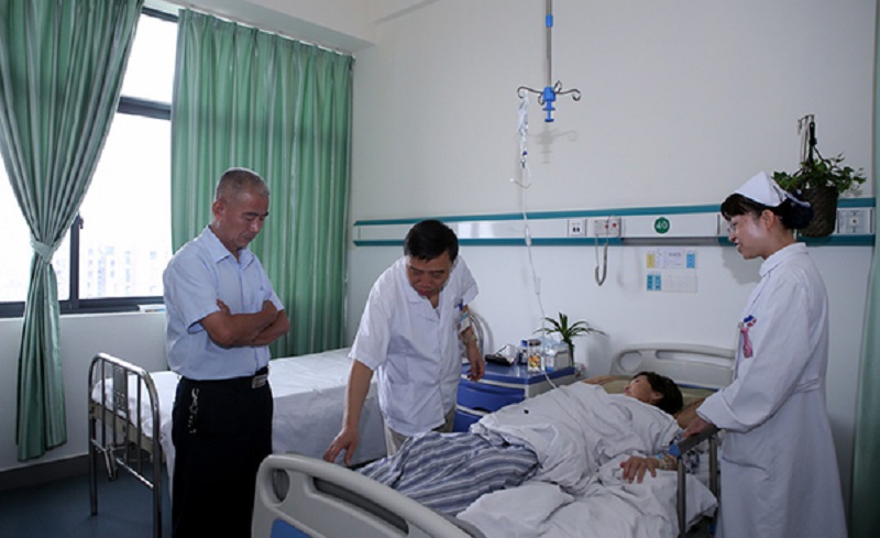 Đang ở chợ bán hàng, người phụ nữ 38 tuổi bị đột quỵ: Đau đầu rồi hôn mê, gọi không trả lời - Vimarsana News