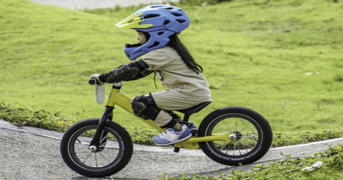 Có nên dùng dụng cụ bảo vệ đầu gối cho bé khi đi xe đạp không?
